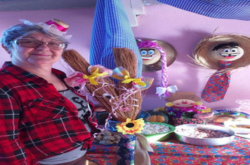 Foto - Festa caipira de São João foi em casa, mas não faltou diversão