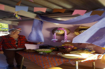 Foto - Festa caipira de São João foi em casa, mas não faltou diversão