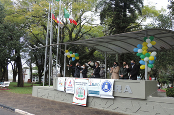 Foto - Homenagem a Pátria em Drive Thru Cívica tem boa participação