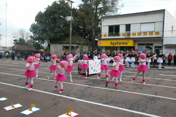 Foto - Instabilidade climática deixa ainda mais belo desfile da Pátria em Pejuçara