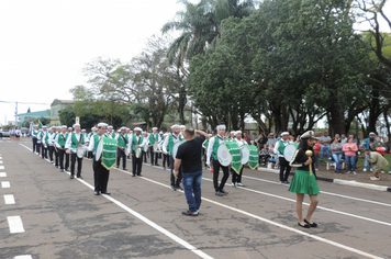 Foto - Instabilidade climática deixa ainda mais belo desfile da Pátria em Pejuçara