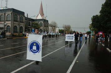Foto - Instabilidade climática deixa ainda mais belo desfile da Pátria em Pejuçara