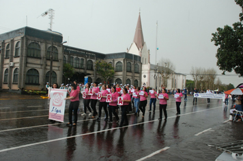 Foto - Instabilidade climática deixa ainda mais belo desfile da Pátria em Pejuçara