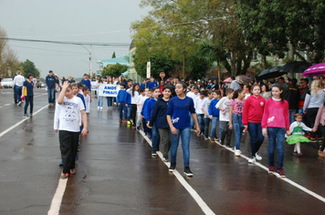 Foto - Instabilidade climática deixa ainda mais belo desfile da Pátria em Pejuçara