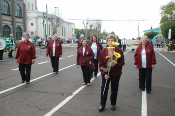 Foto - Instabilidade climática deixa ainda mais belo desfile da Pátria em Pejuçara
