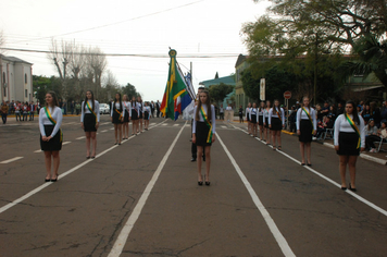 Foto - Instabilidade climática deixa ainda mais belo desfile da Pátria em Pejuçara