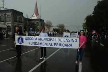 Foto - Instabilidade climática deixa ainda mais belo desfile da Pátria em Pejuçara