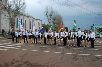 Foto - Instabilidade climática deixa ainda mais belo desfile da Pátria em Pejuçara