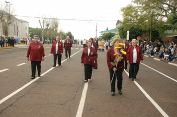 Foto - Instabilidade climática deixa ainda mais belo desfile da Pátria em Pejuçara