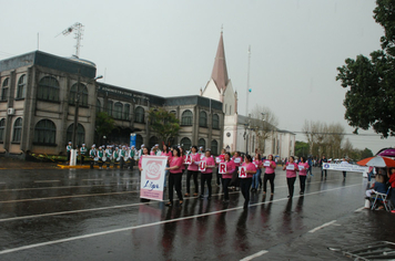 Foto - Instabilidade climática deixa ainda mais belo desfile da Pátria em Pejuçara