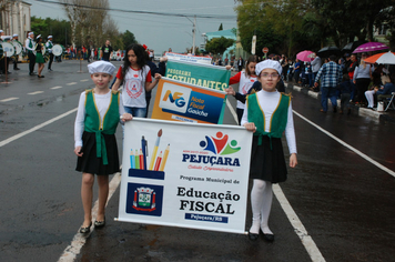 Foto - Instabilidade climática deixa ainda mais belo desfile da Pátria em Pejuçara