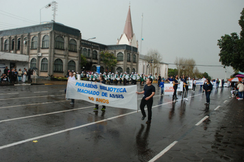 Foto - Instabilidade climática deixa ainda mais belo desfile da Pátria em Pejuçara