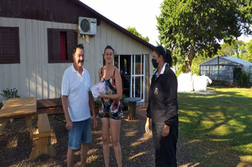 Foto - Máscaras entregues: População elogia iniciativa da Administração Municipal