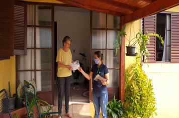 Foto - Máscaras entregues: População elogia iniciativa da Administração Municipal