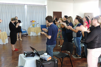 Foto - Mulheres são homenageadas pela administração em worckshop motivacional