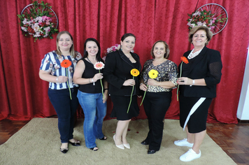 Foto - Mulheres são homenageadas pela administração em worckshop motivacional