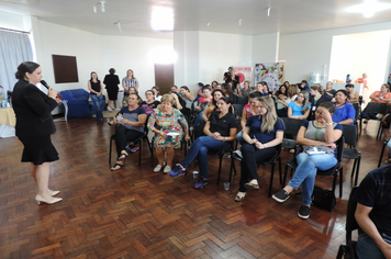 Foto - Mulheres são homenageadas pela administração em worckshop motivacional