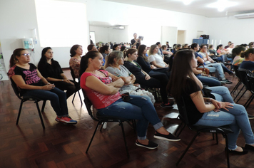 Foto - Mulheres são homenageadas pela administração em worckshop motivacional