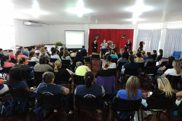 Foto - Mulheres são homenageadas pela administração em worckshop motivacional
