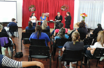 Foto - Mulheres são homenageadas pela administração em worckshop motivacional