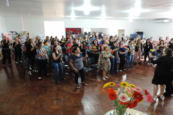Foto - Mulheres são homenageadas pela administração em worckshop motivacional