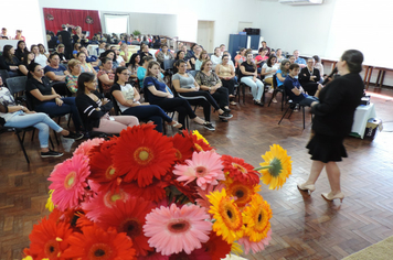 Foto - Mulheres são homenageadas pela administração em worckshop motivacional