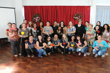 Foto - Mulheres são homenageadas pela administração em worckshop motivacional
