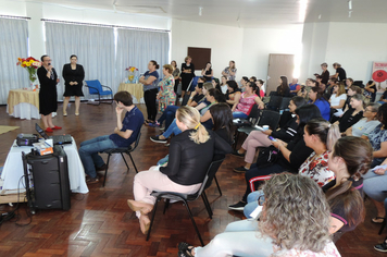 Foto - Mulheres são homenageadas pela administração em worckshop motivacional