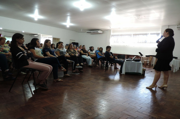 Foto - Mulheres são homenageadas pela administração em worckshop motivacional