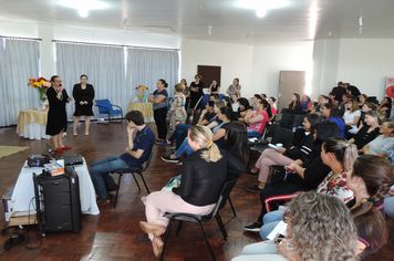 Foto - Mulheres são homenageadas pela administração em worckshop motivacional