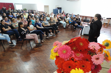 Foto - Mulheres são homenageadas pela administração em worckshop motivacional
