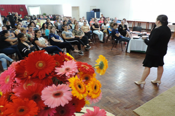 Foto - Mulheres são homenageadas pela administração em worckshop motivacional
