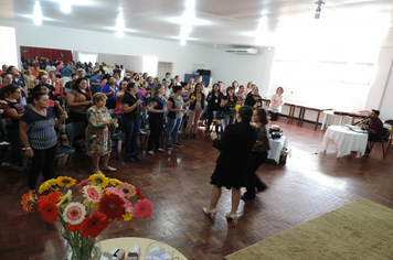 Foto - Mulheres são homenageadas pela administração em worckshop motivacional