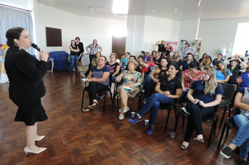 Foto - Mulheres são homenageadas pela administração em worckshop motivacional