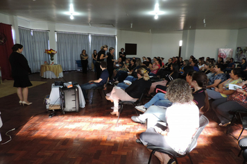 Foto - Mulheres são homenageadas pela administração em worckshop motivacional