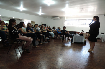 Foto - Mulheres são homenageadas pela administração em worckshop motivacional