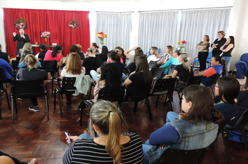 Foto - Mulheres são homenageadas pela administração em worckshop motivacional