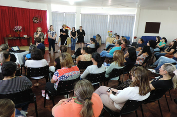 Foto - Mulheres são homenageadas pela administração em worckshop motivacional