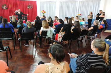Foto - Mulheres são homenageadas pela administração em worckshop motivacional