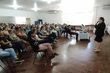 Foto - Mulheres são homenageadas pela administração em worckshop motivacional