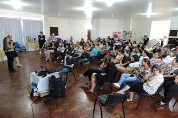 Foto - Mulheres são homenageadas pela administração em worckshop motivacional