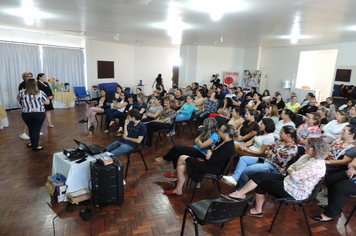 Foto - Mulheres são homenageadas pela administração em worckshop motivacional