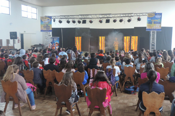 Foto - Parceria entre Administração Municipal e Sesc leva conhecimento aos alunos da rede pública