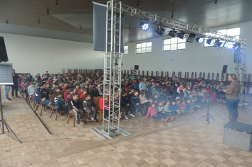 Foto - Parceria entre Administração Municipal e Sesc leva conhecimento aos alunos da rede pública