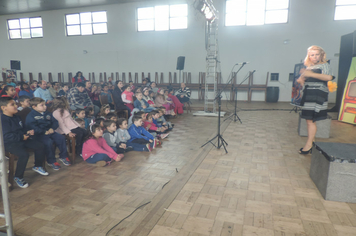 Foto - Parceria entre Administração Municipal e Sesc leva conhecimento aos alunos da rede pública