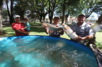 Foto - Pejuçara realiza Feira do Peixe vivo na praça