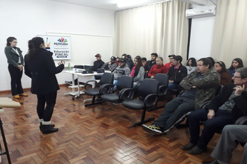 Foto - Programa de Educação Fiscal é aplicado para alunos da rede municipal e estadual de ensino em Pejuçara