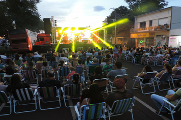 Foto - Show e fogos de artificio para marcar a chegada do Papai Noel