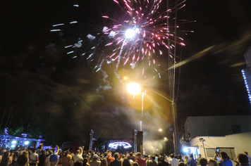 Foto - Show e fogos de artificio para marcar a chegada do Papai Noel