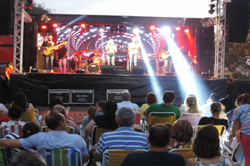 Foto - Show e fogos de artificio para marcar a chegada do Papai Noel